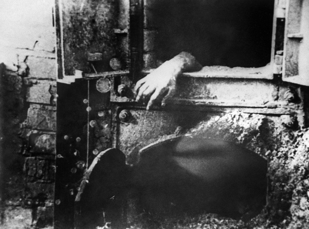 Ruka človeka spáleného v nacistickom koncentračnom tábora Majdanek na území Poľska.