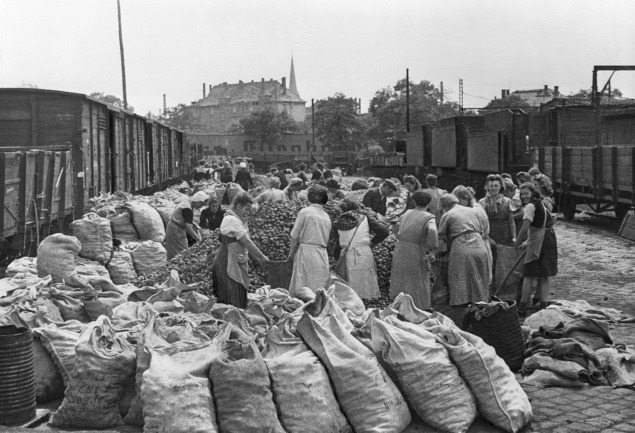 Nemci vykladajú dodávku zemiakov poslaných zo ZSSR.