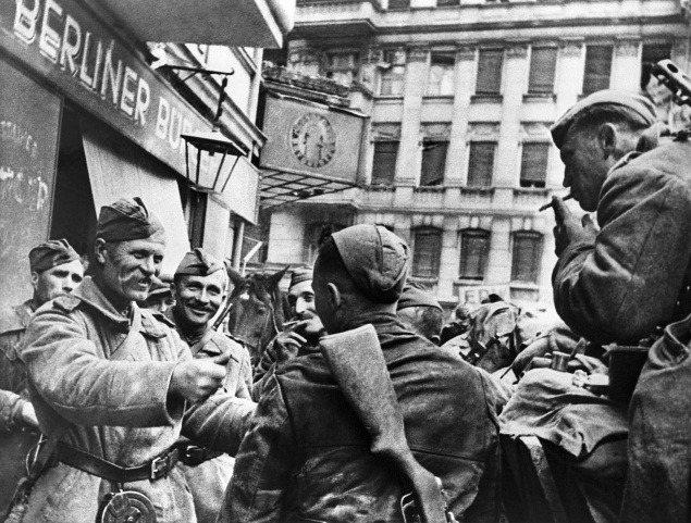 Sovietski vojaci v uliciach Berlína.