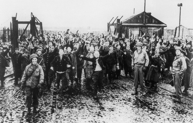 Vojna sa s nikým nemaznala. Americkí vojaci oslobodili sovietskych zajatcov z koncentračného tábora.