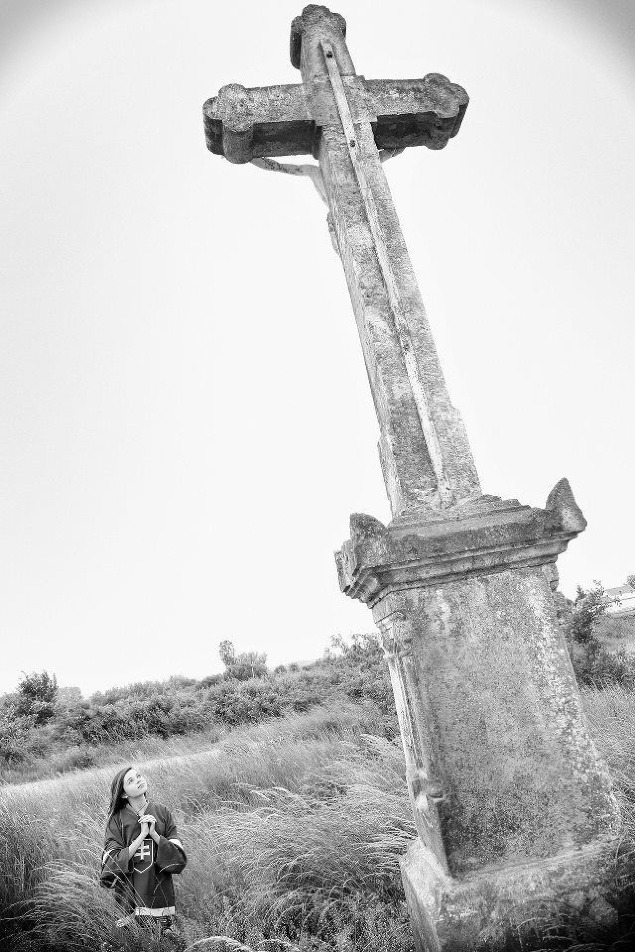 Takto fandí a pod krížom sa modlí moja krásna susedka Terezka. (foto: Štefan Kačurák)