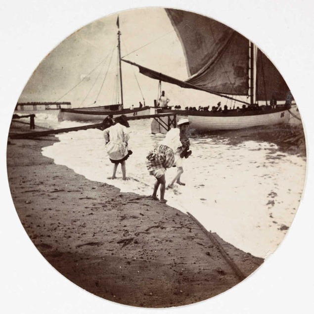 Deti sa hrajú pri mori, cca 1890.