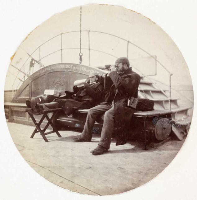 Dvaja muži na palube lode, asi 1890.