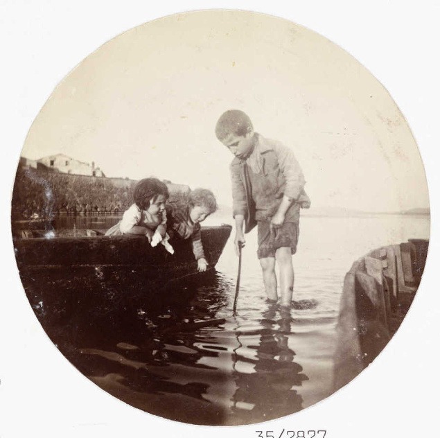 Chlapec čvachtajúci sa v mori, asi 1890.