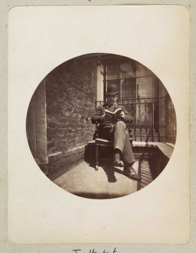 Sediaci muž, čítajúcu knihu, 1888.