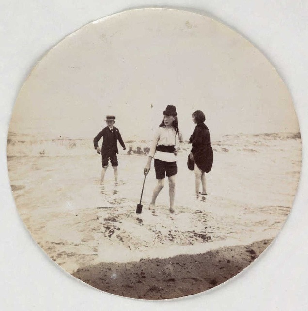 Deti pri mori, cca 1890.
