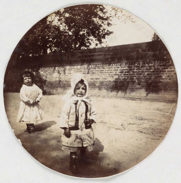 Dve malé dievčatá, asi 1890.