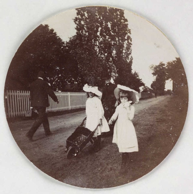Deti s fúrikom, asi 1890.