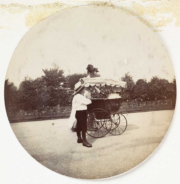 Žena, chlapec a kočík, cca 1890.