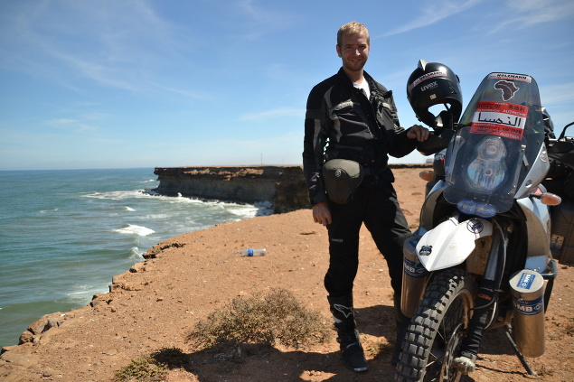 Florian Emil so svojou motorkou v Dakhle, Západná Sahara.