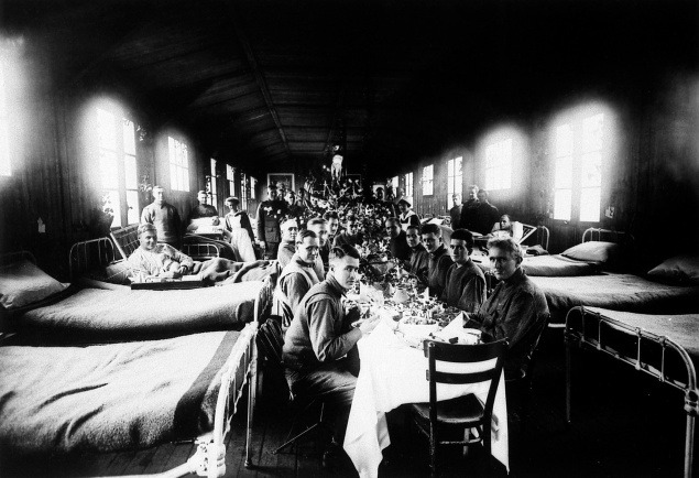 Štedrovečerná večera na chirurgickom oddelení americkej armády vo francúzskom Châteauroux, 1917.