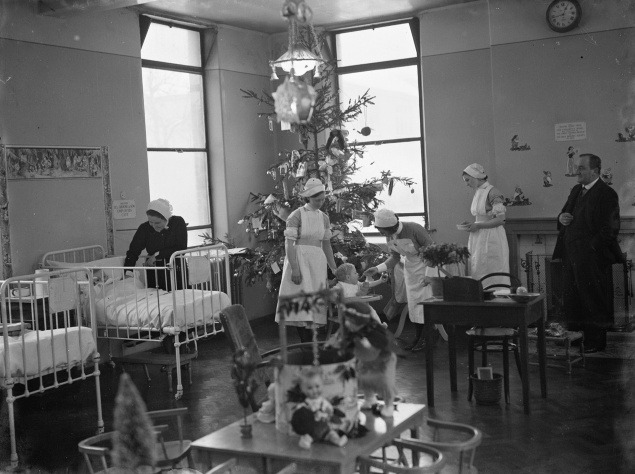 Vianoce na detskom oddelení v londýnskej nemocnici, 1938.