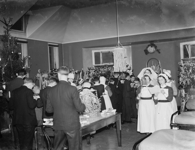 Zbor chlapcov a sestier spieva vianočné koledy pacientom v londýnskej nemocnici, 1936.