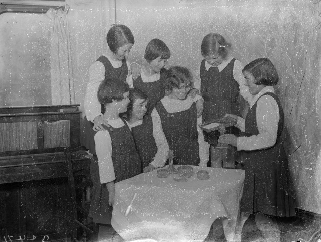 Britské siroty dostali darček od kráľovnej. December 1933.
