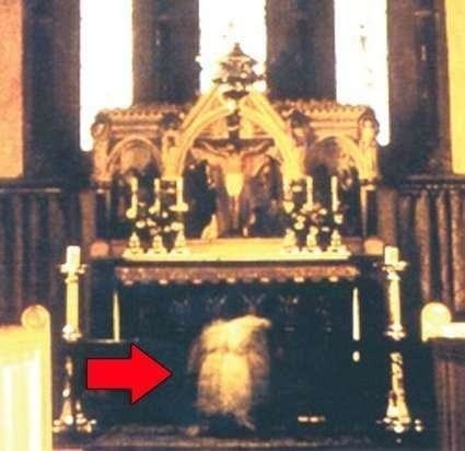 Záhadná postava sa skláňa pred oltárom
