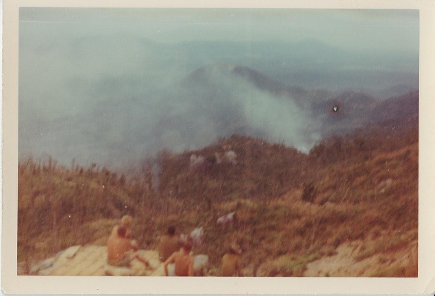 Tento snímok je môj najobľúbenejší. Všetci sa pozerajú na nálet. Vietnamskí partizáni boli príliš blízko na to, aby začali s delostreleckou paľbou.  Zakaždým, keď môj otec ukazuje tento obrázok, nesmelo priznáva: Aby som bol úprimný, pravdepodobne sme fajčil jointa.