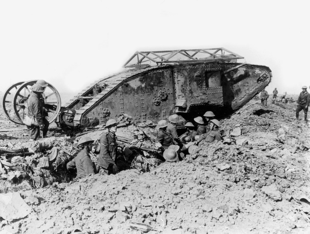 Britský tank Mark I, 25. septembra 1916. Dovtedy nevídaný druh zbrane spočiatku Nemcov vystrašil. Rozhodujúci úspech však nezaznamenal.
