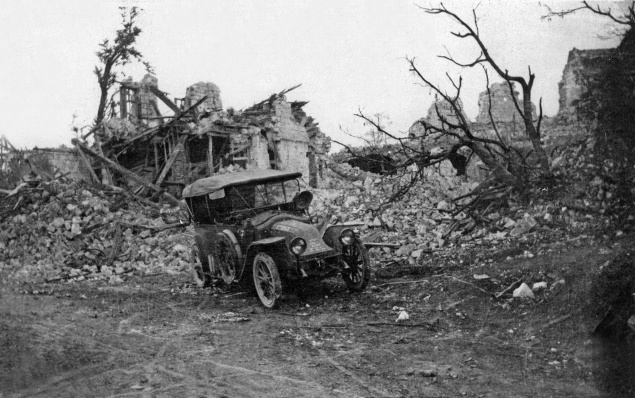 Z budov v okolí Somme zostali len ruiny a z áut vraky.