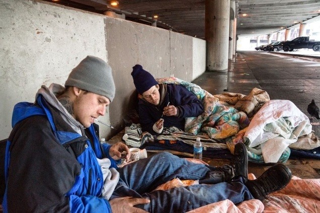 FOTOREPORTÁŽ Život bezdomovcov závislých