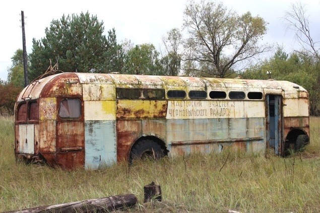 Starý autobus hrdzavie na cintoríne dopravných prostriedkov