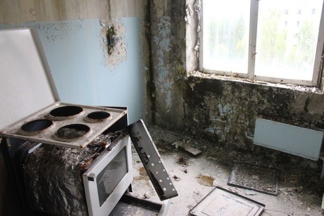 Zničená kuchyňa v byte na siedmom poschodí domu v meste Pripiať