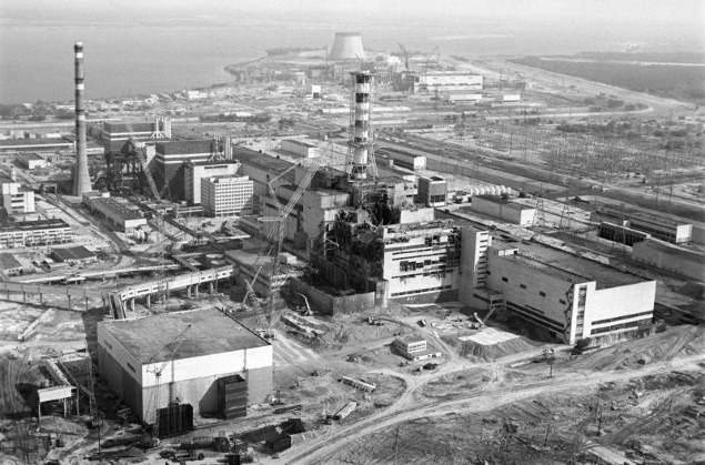 Pohľad na atómovú elektráren v Černobyle po havárii