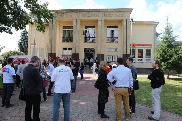 Včera okolo 14:30 sa pred budovou Domu kultúry v Sobranciach začala schádzať verejnosť na očakávanú voľbu predsedu Najvyššieho súdu SR