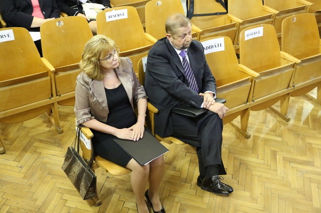 Kandidáti Jana Bajánková a Štefan Harabin čakajúc na slovo