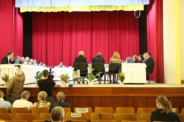 Traja kandidáti Zuzana Ďurišová, Jana Bajánková a Štefan Harabin boli verejnosti chrbtom. Po vlastnej prezentácii odpovedali na otázky členov súdnej rady.