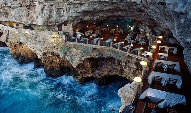Grotta Palazzese, Taliansko. Kto túži po zážitkoch, nemal by obísť ani túto reštauráciu vsadenú do skaly.