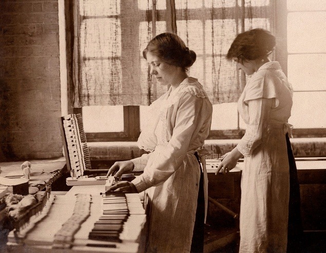 Výroba klavírov zostala na ženách. Anglicko, 1916.