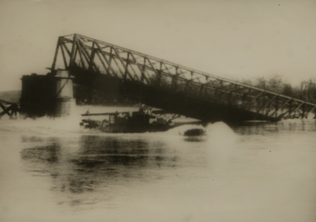 Delový čln Dunajskej flotily pod zničeným bratislavským mostom