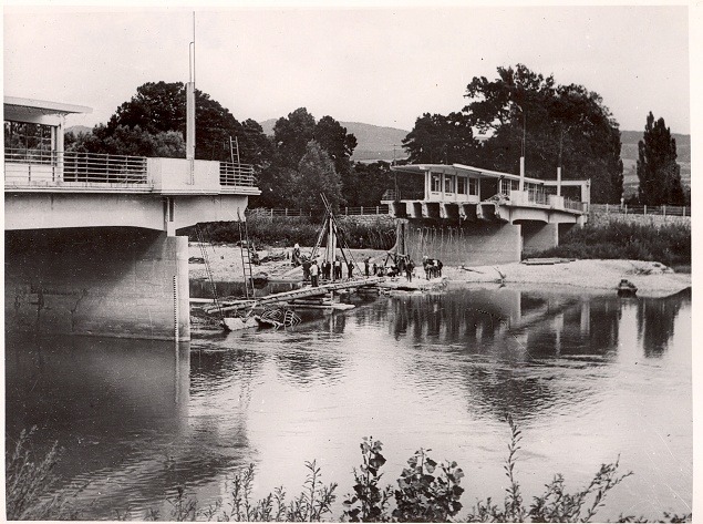 Pohľad na zničený most v Piešťanoch počas SNP, r. 1944