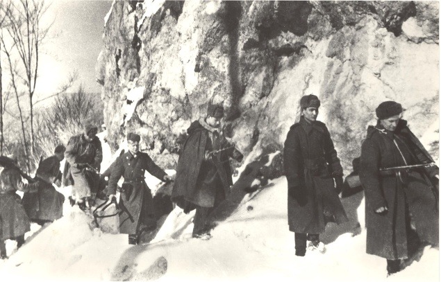 Sovietski vojaci v ťažkých podmienkach v zime v roku 1945 pri postupe horským terénom