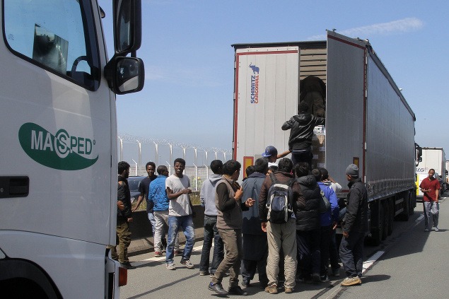 Kamionisti v Calais zúria: