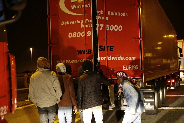 Kamionisti v Calais zúria: