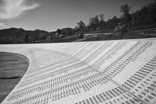 Srebrenický pamätník obsahuje 8372 mien obetí.
