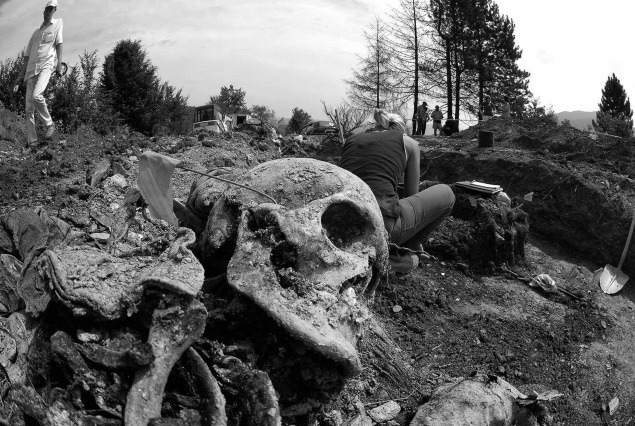Odhalený masový hrob v obci Budak v roku 2005. Obsahoval telá približne 100 obetí.
