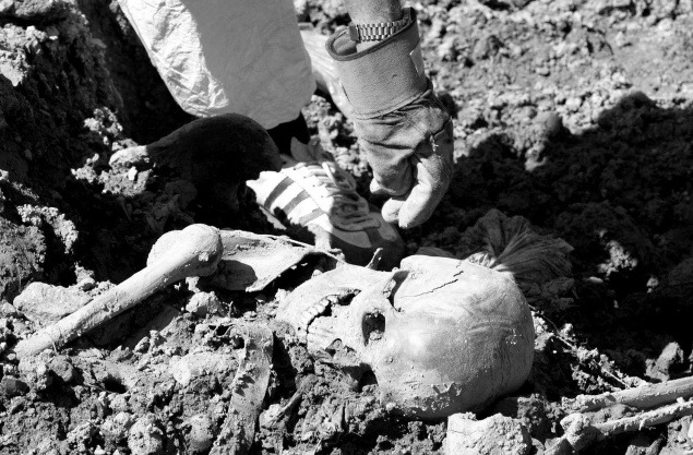 Forenzní experti takto exhumovali hromadný hrob v obci Kamenica v roku 2008.