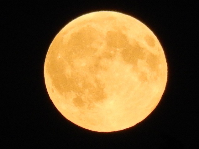 Nad Bojnicami vyzeral mesiac naozaj ako ohnivá guľa, foto poslal Oto z Trnavy