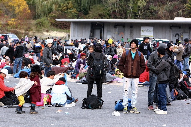 Slovinsko zaplavili desaťtisíce utečencov: