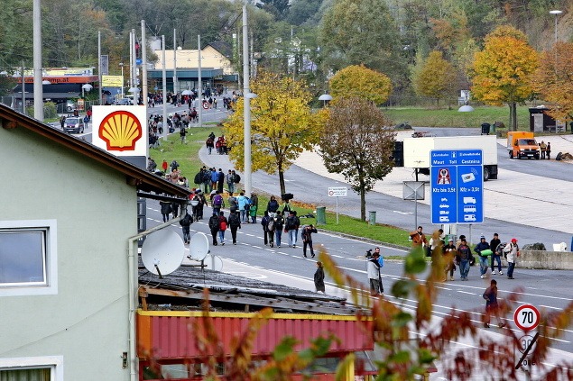 Slovinsko zaplavili desaťtisíce utečencov:
