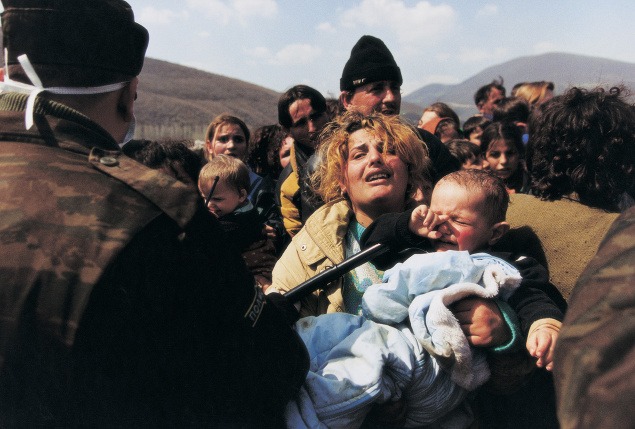 Czech Press Photo, Ján Šibík, Kosovská matka zastavená na hranici Macedónska, 1999