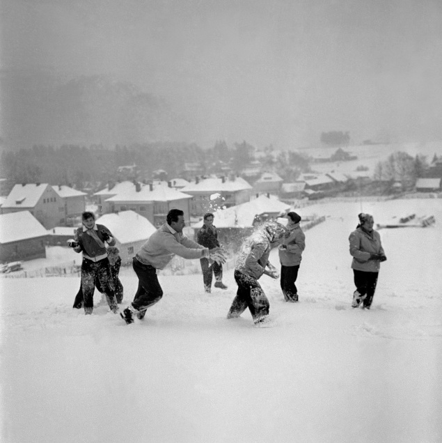 Pracovníci výrobných družstiev na rekreácii v okolí Rajeckých Teplíc, 1960.