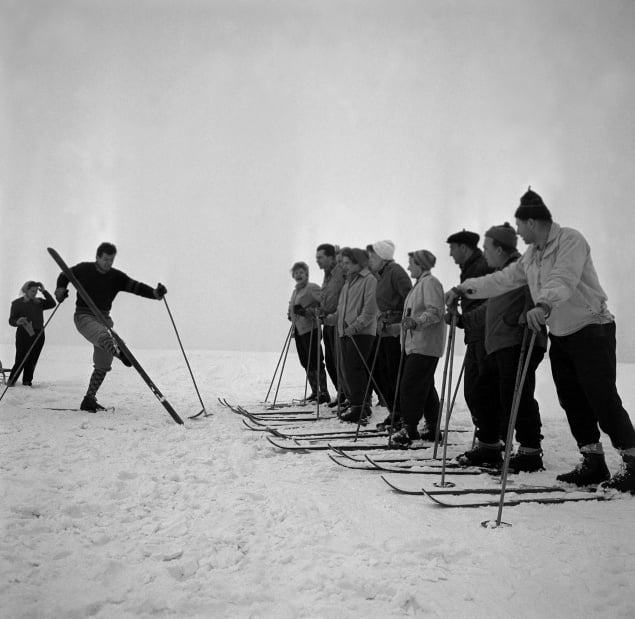 Lyžovanie družstevných pracovníkoch pri Rajeckých Tepliciach, 1960.