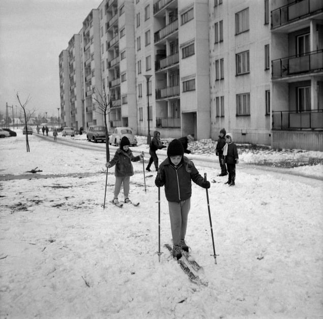 Zimné radovánky na bratislavskom sídlisku, 1970.