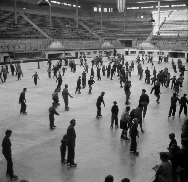 Zimný štadión v Bratislave otvoril sezónu, 1955.