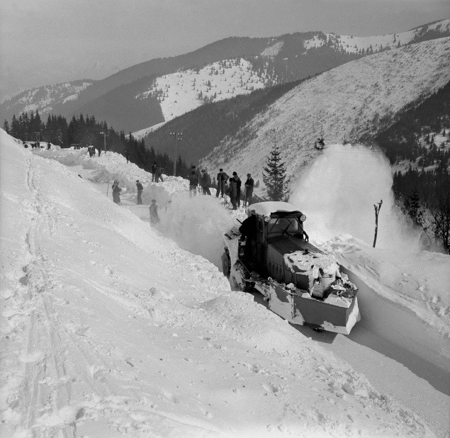 Pracovníci cestnej správy v Žilinskom kraji pri odpratávaní rekordných závejov, r. 1965