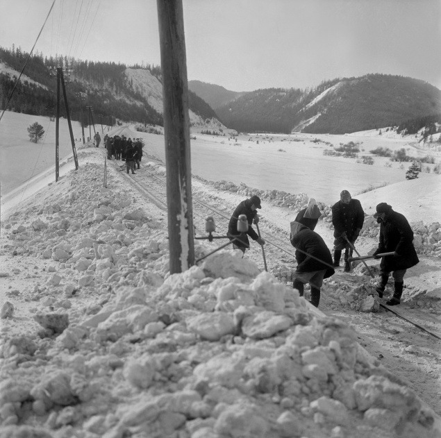 V 15-18 stupňovom mraze pracovalo vyše 100 robotníkov z traťovej dištancie Spišská Nová Ves a príslušníkov armády, r. 1963