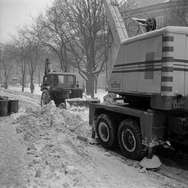 Stroje v uliciach Bratislavy odpratávajú sneh, r. 1963